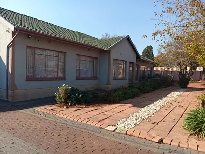 4 Bedroom House For Sale in Germiston - pICs.webp