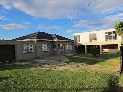 4 Bedroom House For Sale in Despatch - gE2a.webp