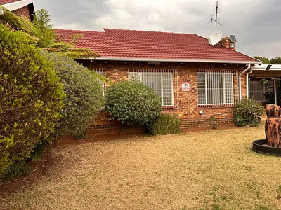 3 Bedroom Townhouse To Rent in Kempton Park - R6Mf.webp