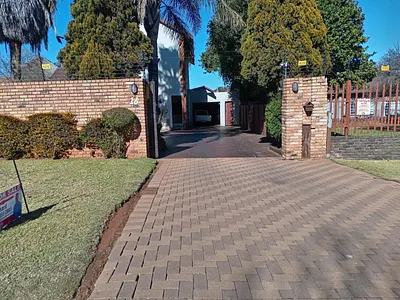 4 Bedroom House For Sale in Roodepoort - nJJj.webp