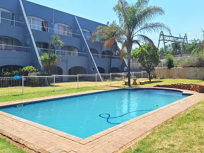 2 Bedroom Apartment For Sale in Roodepoort - LkjB.webp