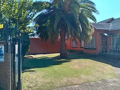 4 Bedroom House For Sale in Roodepoort - 4d04.webp