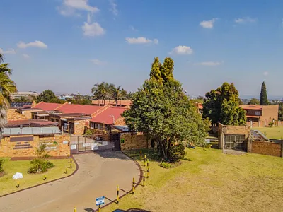 2 Bedroom Townhouse For Sale in Kempton Park - 6Gg7.webp