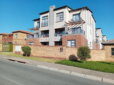 2 Bedroom Apartment For Sale in Roodepoort - jCa8.webp