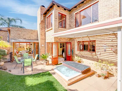 4 Bedroom Townhouse For Sale in Roodepoort - QHv8.webp