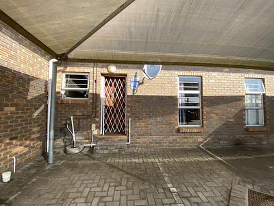 2 Bedroom Townhouse For Sale in Port Elizabeth - XhKG.webp