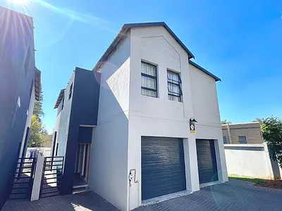 3 Bedroom Townhouse For Sale in Pretoria - 1hTT.webp