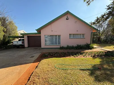 4 Bedroom House For Sale in Kimberley - AcPi.webp