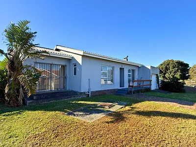 4 Bedroom House For Sale in Gansbaai - jUbJ.webp