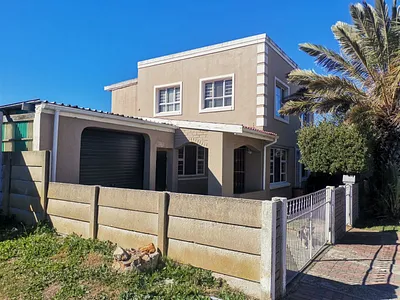 4 Bedroom House For Sale in Port Elizabeth - ObP9.webp