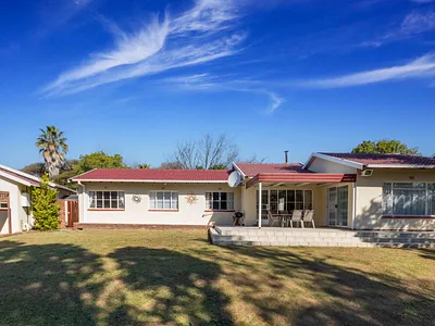 4 Bedroom House For Sale in Roodepoort - fDq2.webp