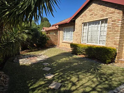 3 Bedroom Townhouse For Sale in Pretoria - 8iJi.webp
