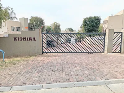 2 Bedroom Apartment For Sale in Roodepoort - kLPl.webp