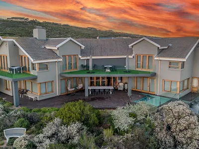 7 Bedroom House For Sale in Mossel Bay - 7jyi.webp