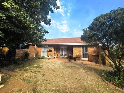 3 Bedroom Townhouse For Sale in Centurion - 5AY8.webp