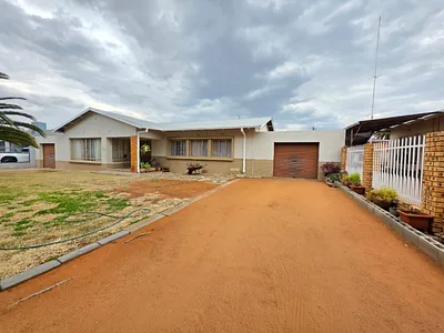 4 Bedroom House For Sale in Kimberley - I9AY.webp