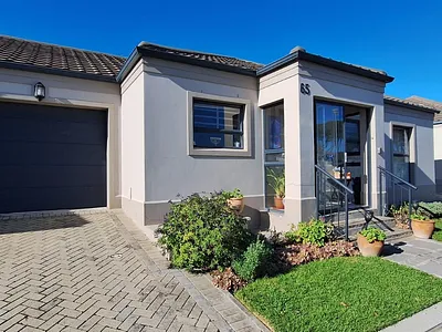 2 Bedroom Townhouse For Sale in Somerset West - 83dB.webp
