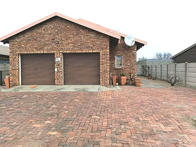 3 Bedroom Townhouse For Sale in Ermelo - YxMT.webp