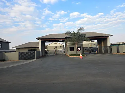 3 Bedroom Townhouse For Sale in Benoni - 8Ows.webp