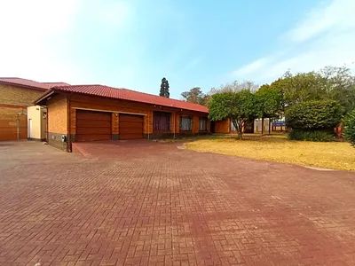 3 Bedroom House For Sale in Johannesburg - EZF5.webp