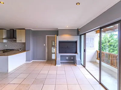 4 Bedroom House For Sale in Gordons Bay - yvPn.webp