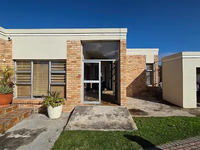 4 Bedroom House For Sale in Port Elizabeth - sChr.webp