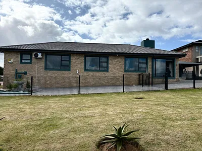 3 Bedroom House For Sale in Mossel Bay - p5u1.webp