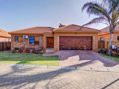 3 Bedroom Townhouse For Sale in Kempton Park - 2kAM.webp