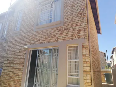 3 Bedroom Townhouse To Rent in Roodepoort - YQH8.webp