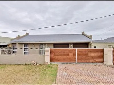 4 Bedroom House For Sale in Port Elizabeth - img