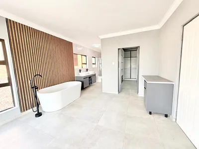 5 Bedroom House For Sale in Pretoria - UVZD.webp