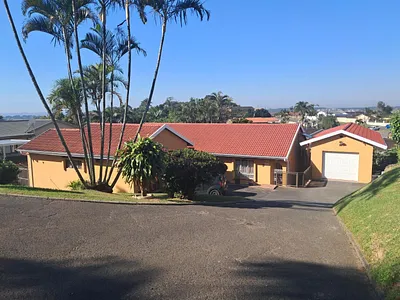 4 Bedroom House For Sale in Queensburgh - 1oO0.webp
