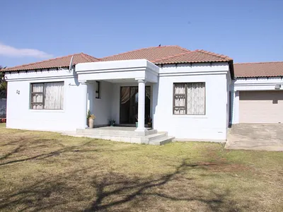 3 Bedroom House For Sale in Roodepoort - qSZ7.webp