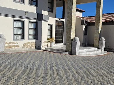 8 Bedroom House For Sale in Eendrag - img