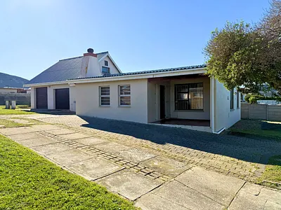 3 Bedroom House For Sale in Gansbaai - RJAe.webp