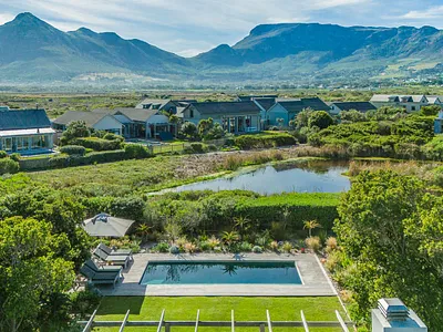 4 Bedroom House For Sale in Noordhoek - ZTw9.webp