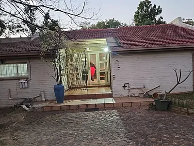 1 Bedroom House To Rent in Sandton - zfyW.webp