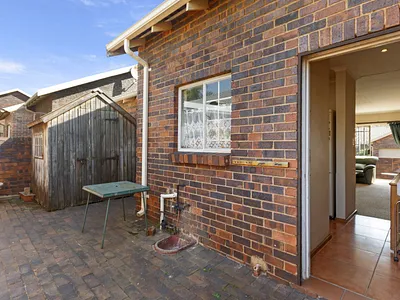 2 Bedroom Townhouse For Sale in Roodepoort - KeeN.webp