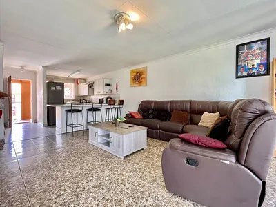 2 Bedroom Apartment For Sale in Roodepoort - zKm4.webp