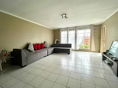 2 Bedroom Apartment For Sale in Roodepoort - 559t.webp