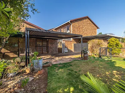 3 Bedroom Townhouse For Sale in Randburg - 5C3t.webp