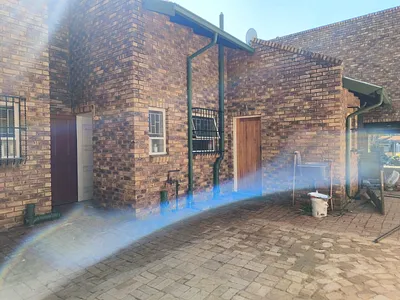 3 Bedroom Townhouse For Sale in Pretoria - 5xl5.webp