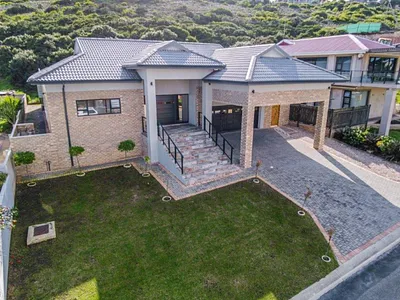 4 Bedroom House For Sale in Mossel Bay - 8NKu.webp