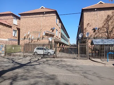 2 Bedroom Apartment For Sale in Kempton Park - Jpk9.webp