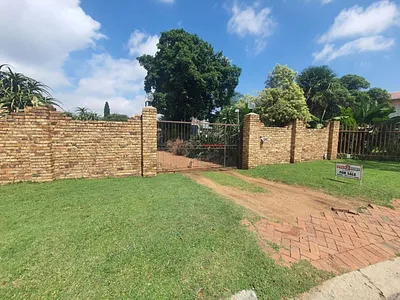 5 Bedroom House For Sale in Kempton Park - ke71.webp