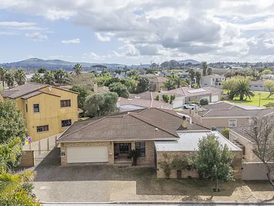 4 Bedroom House For Sale in Brackenfell - G6jY.webp