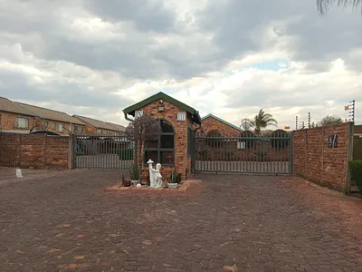2 Bedroom Townhouse For Sale in Pretoria - RYny.webp