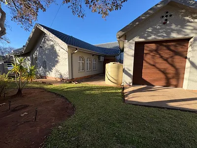 4 Bedroom House For Sale in Kimberley - 0Xrh.webp