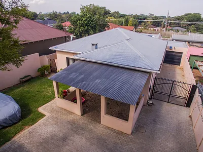 4 Bedroom House For Sale in Roodepoort - da86.webp