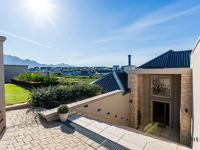 4 Bedroom House For Sale in George - KNmF.webp